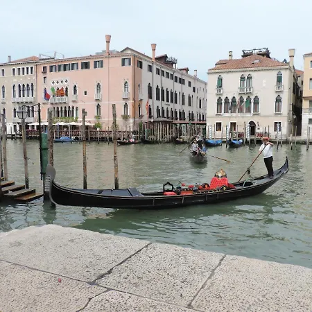 Rialto Grand Canal View * ונציה